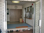 宿舎寮の入口